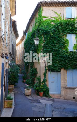 LOURMARIN, FRANKREICH -5 JUL 2021- Blick auf traditionelle Gebäude in Lourmarin, einer Stadt im Luberon-Gebiet von Vaucluse, Provence, Frankreich, benannt nach einem der b Stockfoto