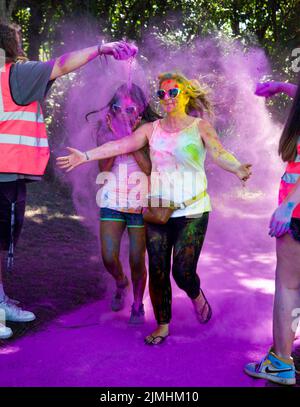 Farbspaß Laufen Sie in einem Park für Familien. Stockfoto