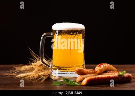 Nahaufnahme Bierkrug mit Würstchen Stockfoto
