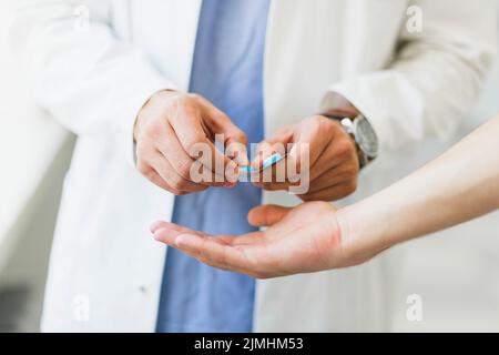 Arzt Pillen geben Stockfoto