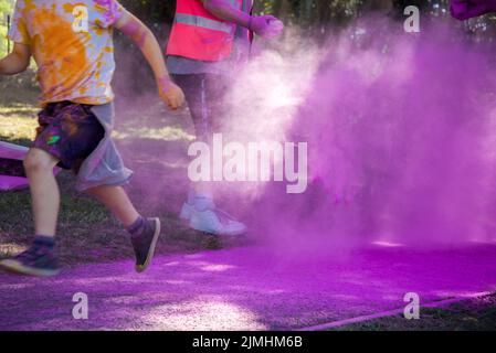 Farbspaß Laufen Sie in einem Park für Familien. Stockfoto