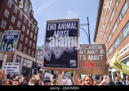 London, Großbritannien. 6.. August 2022. Ein Protestler hält während des marsches durch die Oxford Street ein Schild mit dem Titel „Ende des Tiermissbrauchs“. Tausende von Menschen marschierten durch das Zentrum Londons, um Tierrechte und Veganismus zu unterstützen, und forderten ein Ende des Artenismus und aller Formen der Tierausbeutung. Kredit: Vuk Valcic/Alamy Live Nachrichten Stockfoto