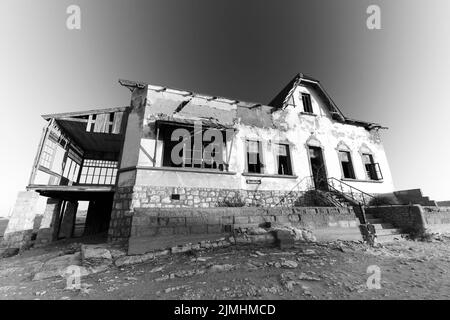 Verlassene Diamantenmine, die den Abbruch des Bauens zeigt und von der Natur zurückgewonnen wurde, Kolmanskop, Luderitz, Namibia Stockfoto