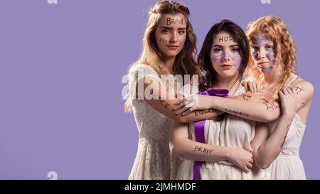 Frauen posieren sich umarmt Stockfoto