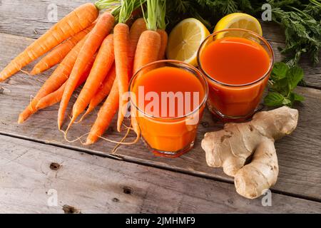 Zwei Karotten-Smoothies Stockfoto