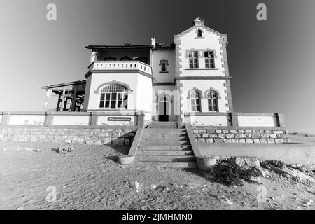 Verlassene Diamantenmine, die den Abbruch des Bauens zeigt und von der Natur zurückgewonnen wurde, Kolmanskop, Luderitz, Namibia Stockfoto