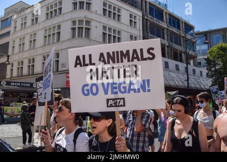 London, Großbritannien. 6.. August 2022. Ein Protestler hält während des marsches durch die Oxford Street ein Plakat mit dem Titel „All Animals Matter“. Tausende von Menschen marschierten durch das Zentrum Londons, um Tierrechte und Veganismus zu unterstützen, und forderten ein Ende des Artenismus und aller Formen der Tierausbeutung. Kredit: Vuk Valcic/Alamy Live Nachrichten Stockfoto