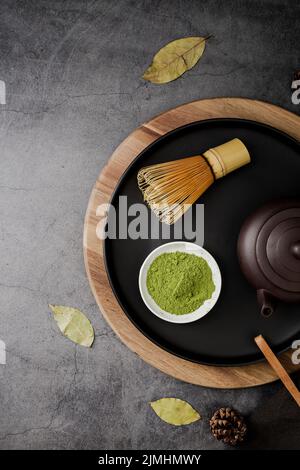 Draufsicht Matcha-Teepulver-Bambusbesen Stockfoto