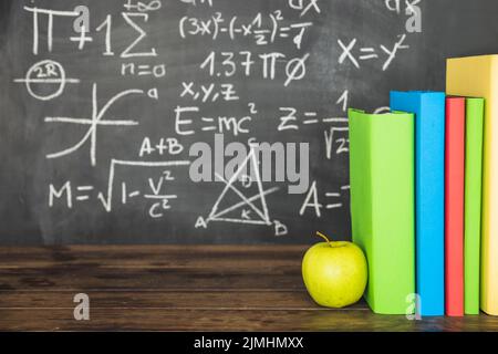 Bücher Apfeltisch neben Tafel Stockfoto