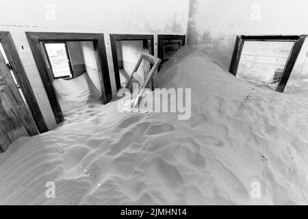 Verlassene Diamantenmine, die den Abbruch des Bauens zeigt und von der Natur zurückgewonnen wurde, Kolmanskop, Luderitz, Namibia Stockfoto