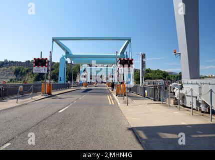 Three Bascule Bridges, für die Anhebung der Straße, damit Boote über Schleusentore unterhalb der Cardiff Bay ein- und ausfahren können. Cardiff Barrage. August 2022. Sommer Stockfoto