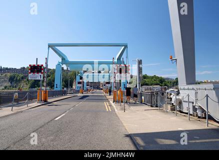 Three Bascule Bridges, für die Anhebung der Straße, damit Boote über Schleusentore unterhalb der Cardiff Bay ein- und ausfahren können. Cardiff Barrage. August 2022. Sommer Stockfoto