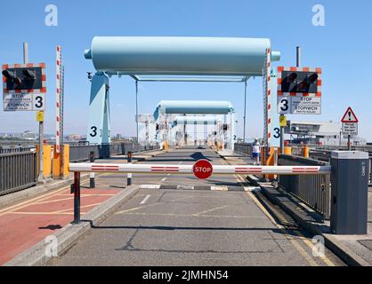 Three Bascule Bridges, für die Anhebung der Straße, damit Boote über Schleusentore unterhalb der Cardiff Bay ein- und ausfahren können. Cardiff Barrage. August 2022. Sommer Stockfoto