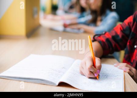 Anonymer Student nimmt Notizen auf Stockfoto