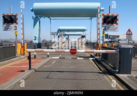 Three Bascule Bridges, für die Anhebung der Straße, damit Boote über Schleusentore unterhalb der Cardiff Bay ein- und ausfahren können. Cardiff Barrage. August 2022. Sommer Stockfoto