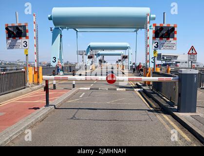 Bascule Bridges, für die Anhebung der Straße, damit Boote über Schleusentore unterhalb der Cardiff Bay ein- und aussteigen können. Cardiff Barrage. August 2022. Sommer Stockfoto