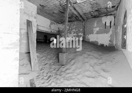 Verlassene Diamantenmine, die den Abbruch des Bauens zeigt und von der Natur zurückgewonnen wurde, Kolmanskop, Luderitz, Namibia Stockfoto