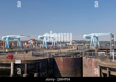 Bascule Bridges, für die Anhebung der Straße, damit Boote über Schleusentore unterhalb der Cardiff Bay ein- und aussteigen können. Cardiff Barrage. August 2022. Sommer Stockfoto