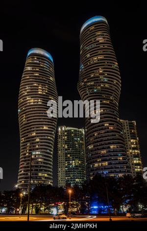 „Absolute World“ ist ein Wohnkomplex mit zwei Hochhäusern in Mississauga, einer Stadt, die im Osten an Toronto, Ontario, grenzt. Stockfoto