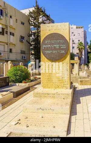 Tel-Aviv, Israel - 26. Mai 2022: Blick auf den historischen Trumpeldor-Friedhof mit verschiedenen Grabsteinen in Tel-Aviv, Israel Stockfoto