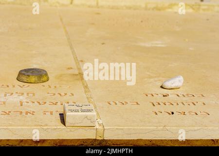 Tel-Aviv, Israel - 26. Mai 2022: Blick auf den historischen Trumpeldor-Friedhof mit verschiedenen Grabsteinen in Tel-Aviv, Israel Stockfoto