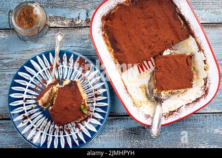 Traditionelles italienisches Tiramisu als Draufsicht auf Platte und in Trägerform Stockfoto