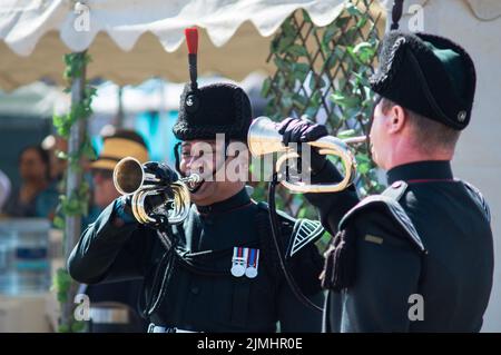 Hampshire, Großbritannien. 6. August 2022. Das jährliche Bula Festival, das von Fidschianern in der britischen Armee organisiert wurde, enthielt traditionelle Grüße, einen Gedenkgottesdienst für gefallene Kameraden, eine Meke als traditionellen Tanz, und einmal wurde die Tänzerin mit Stoffhaken zur Feier ihrer ersten Meke ausgestattet, Mode aus London Pacific Fashion Week mit Models und Designs aus Australien, Neuseeland, Tonga, Fidschi, Samoa. Kredit: Peter Hogan/Alamy Live Nachrichten Stockfoto