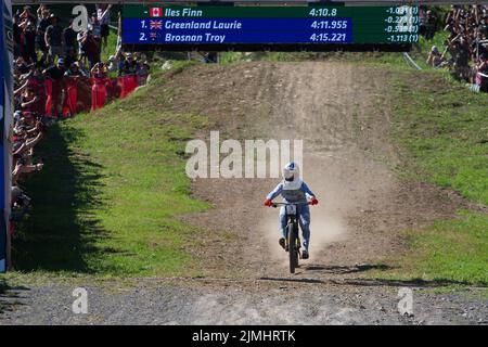 06. August 2022: Finn Iles aus Kanada (3) gewinnt das Weltcup menÕs Downhill Finale während des Mercedes-Benz UCI Mountain Bike Weltcups 2022 in Mont-Sainte-Anne in Beaupre, Quebec, Kanada. Daniel Lea/CSM Stockfoto