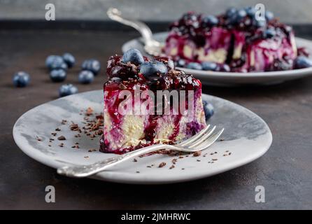 Traditioneller Heidelbeer-Käsekuchen mit frischen Beeren Stockfoto