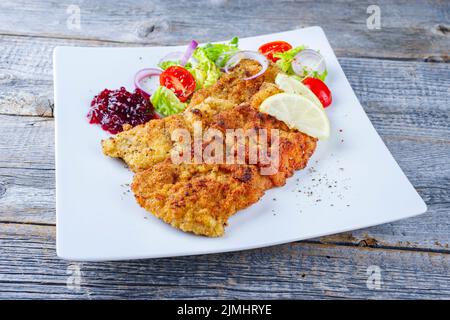 Traditionelles frittiertes Schnitzel mit grünem Salat Stockfoto