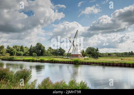 Polderlandschaft mit Kanal und Witte Molen in Haren Glimmen in der niederländischen Provinz Groningen, um das Wasser vom Polder bis zur Drainage zu schleifen Stockfoto