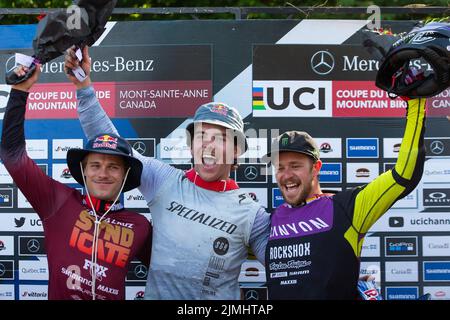 06. August 2022: Finn Iles aus Kanada (3) (Mitte) gewinnt das Weltcup menÕs Downhill Finale und feiert mit Laurie Greenland aus Großbritannien (links) und Troy Brosnan aus Australien (rechts) während des Mercedes-Benz UCI Mountain Bike World Cup 2022 in Mont-Sainte-Anne in Beaupre, Quebec, Kanada. Daniel Lea/CSM Stockfoto