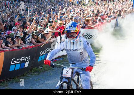 06. August 2022: Finn Iles of Canada (3) gewinnt das Finale der Weltmeisterschaft menÕs Downhill, während die kanadische Heimmannschaft beim Mercedes-Benz UCI Mountain Bike World Cup 2022 in Mont-Sainte-Anne in Beaupre, Quebec, Kanada, verrückt wird. Daniel Lea/CSM Stockfoto