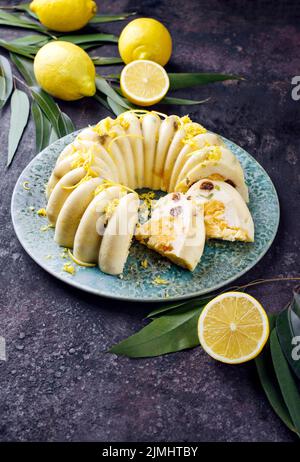 Traditioneller italienischer Budino di Ricotta-Käsepudding mit Rosinen und Zitronencreme, der als Nahaufnahme auf einem Design-Teller serviert wird Stockfoto