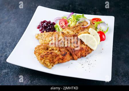 Traditionelles frittiertes Schnitzel mit grünem Salat Stockfoto