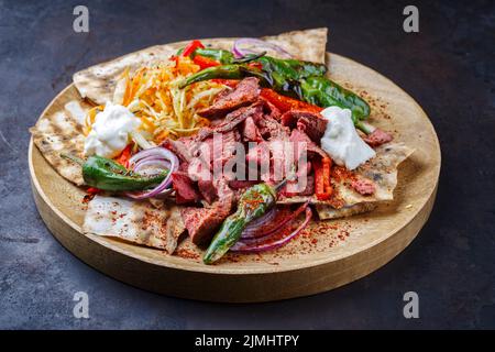 Traditionelles griechisches Rindfleisch-Gyros mit Kohlkarottensalat Stockfoto