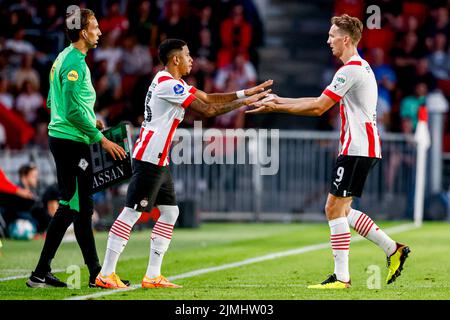 EINDHOVEN, NIEDERLANDE - 6. AUGUST: Savio Moreira de Oliveira vom PSV Eindhoven, Luuk de Jong vom PSV Eindhoven während des niederländischen Eredivisie-Spiels zwischen PSV und FC Emmen im Philips Stadion am 6. August 2022 in Eindhoven, Niederlande (Foto: Broer van den Boom/Orange Picters) Stockfoto