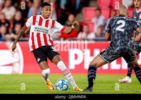 EINDHOVEN, NIEDERLANDE - 6. AUGUST: Savio Moreira de Oliveira vom PSV Eindhoven, Keziah Veendorp vom FC Emmen während des niederländischen Eredivisie-Spiels zwischen PSV und FC Emmen im Philips Stadion am 6. August 2022 in Eindhoven, Niederlande (Foto: Broer van den Boom/Orange Picches) Stockfoto