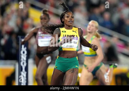 Jamaikas Elaine Thompson-Herah gewinnt Gold im Finale der Frauen 200m im Alexander Stadium am 9. Tag der Commonwealth Games 2022 in Birmingham. Bilddatum: Samstag, 6. August 2022. Stockfoto