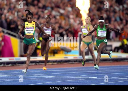 Jamaikas Elaine Thompson-Herah (links) gewinnt Gold im Finale der Frauen 200m, wobei Nigerians Gunst Ofili am neunten Tag der Commonwealth Games 2022 in Birmingham Zweiter im Alexander Stadium wurde. Bilddatum: Samstag, 6. August 2022. Stockfoto