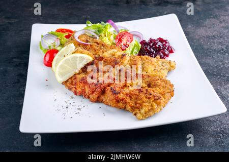 Traditionelles frittiertes Schnitzel mit grünem Salat Stockfoto