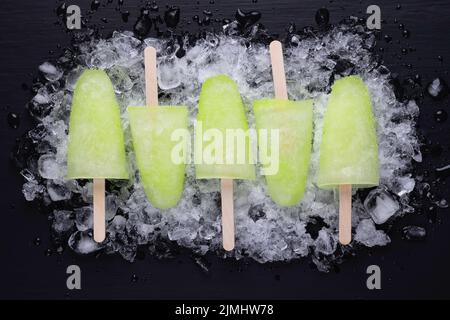 Hausgemachte Fruchtknöchel mit Limettensaft, Mojito-Fruchteis Stockfoto