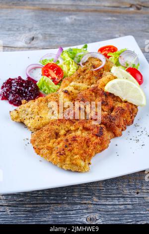 Traditionelles frittiertes Schnitzel mit grünem Salat Stockfoto