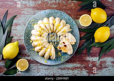 Traditioneller italienischer Budino di Ricotta Käse Puddingkuchen mit Rosinen und Zitronencreme serviert als Draufsicht auf einem Design-Teller mit Stockfoto