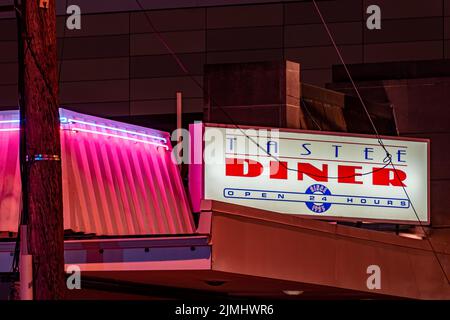 Nachtfoto des Schildes auf dem Tastee Diner auf der Woodmont Avenue in Bethesda, Montgomery County, Maryland. Stockfoto