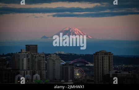 Ein Blick auf den Sonnenuntergang über Mount Rainier und die Stadt Seattle, August 4, zur Unterstützung der Fleet Week Seattle 2022. Die Fleet Week Seattle ist eine altehrwürdige Feier der Seedienste, die den Bürgern von Washington die Möglichkeit bietet, Seeleute, Marineinfanteristen und Küstenwartsmänner zu treffen und die neuesten Fähigkeiten der heutigen Seeverkehrsdienste zu erleben. (USA Navy Foto von Mass Communication Specialist 2. Class Aranza Valdez) Stockfoto