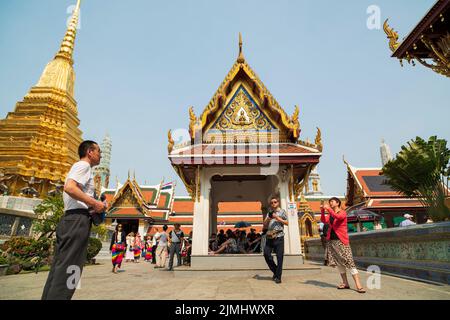 Berühmter königlicher großer Palast in Bangkok. Touristen, die den Tempel besuchen. Stockfoto