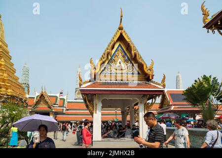 Berühmter königlicher großer Palast in Bangkok. Touristen, die den Tempel besuchen. Stockfoto
