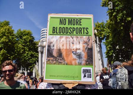 London, Großbritannien. 6.. August 2022. Demonstranten in Marble Arch. Tausende von Menschen marschierten durch das Zentrum Londons, um Tierrechte und Veganismus zu unterstützen, und forderten ein Ende des Artenismus und aller Formen der Tierausbeutung. Kredit: Vuk Valcic/Alamy Live Nachrichten Stockfoto