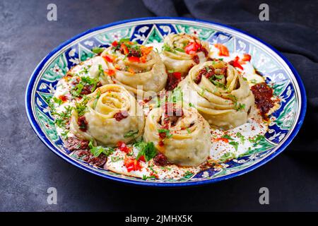 Traditionelles afghanisches Ay khanom, gedämpft mit Hacksteat Stockfoto